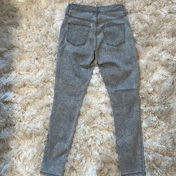 Universal Thread Gray Snakeskin Print Jegging Size 25R - Picture 3 of 4